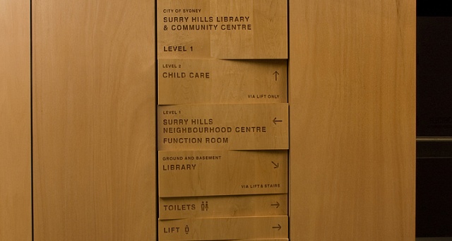 萨里山图书馆标识标牌设计木质引导牌